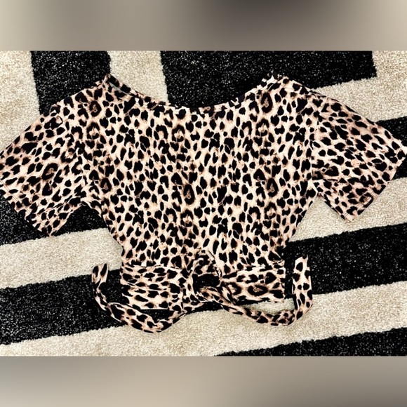 HEAVENLY BY VICTORIA || Model Twist-Tie Crop Tee in Leopard - SZ Small *NWOT* - Picture 3 of 8